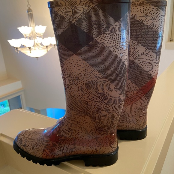 Authentic Burberry rain boots - Picture 4 of 8